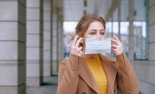 Die Maske bleibt. Doch in anderen Bereichen können sich die Menschen auf Lockerungen der Corona-Maßnahmen freuen. - Pexels
