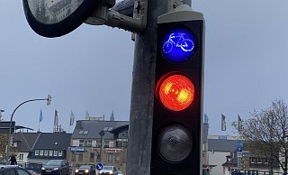 Die Zusatzampeln an der Kreuzung Husener Straße/Warburger Straße sind zusätzlich mit dem blauen Verkehrszeichen ausgestattet. - Marc Schröder