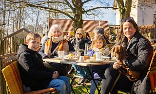 Die Tische im Bielefelder Hofcafé Meyer zu Müdehorst sind am Sonntag gut besetzt. - Mike-Dennis Müller / www.mdm.photo