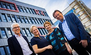 Uni-Kanzler Stephan Becker, Rektorin Angelika Epple, Claudia Hornberg, Medizinische Fakultät und Christian Schepers, Gebäude-Management der Uni, vor dem Neubau. - Mike-Dennis Müller
