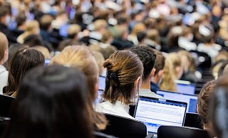 Auch an den Unis in OWL geht die Anzahl der Studierenden zurück - und mit ihr die Anzahl der Zulassungsbeschränkungen. - dpa