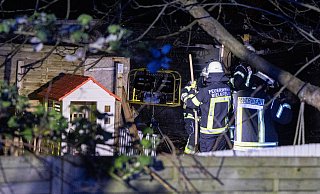 Eine Gartenlaube an der Herforder Straße hat in der Nacht zu Samstag gebrannt. - M. Müller