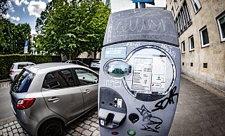 Ein Parkscheinautomat in der Bielefelder Altstadt: Noch beträgt die Parkgebühr dort 65 Cent für 30 Minuten. - Mike-Dennis Müller