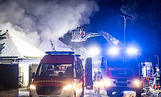 Im Spitzdach eines Garagenkomplexes hat es in der Nacht gebrannt. - Mueller