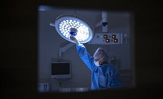 In einigen Operationsälen in OWL dürfen weiterhin Eingriffe an Leber, Speiseröhre, Pankreas und Halsschlagader angeboten werden. - picture alliance/KEYSTONE