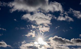 Die Sonne scheint zwischen Wolken hindurch. - Rolf Vennenbernd/dpa