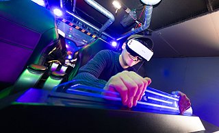 Mehr als 200 Fahrgeschäfte kann die VR-Brille simulieren. Unser Autor hält sich zur Sicherheit fest. - Mike-Dennis Müller