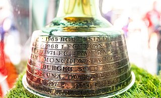 Der DFB-Pokal ist in Bielefeld zu Gast und lockt Hunderte Arminia-Fans auf den Altstädter Kirchplatz. - Mueller