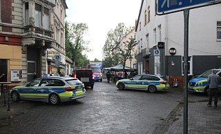 Streifenwagen an der Steinstraße. Im Rettungswagen dahinter wurde das Opfer behandelt. - Jobst Lüdeking