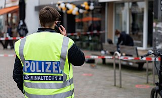 In Bielefeld fahndet die Polizei mit Namen und Fotos nach zwei mutmaßlichen Schützen. - Friso Gentsch/dpa