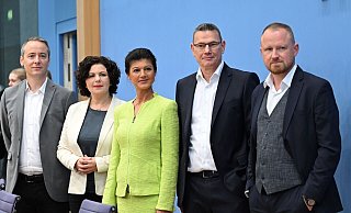 Die Vorstandsmitglieder des Vereins «Bündnis Sahra Wagenknecht - Für Vernunft und Gerechtigkeit»: Lukas Schön (l-r), Amira Mohamed Ali, Sarah Wagenknecht, Ralf Suikat und Christian Leye. - Soeren Stache/dpa