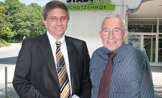 Friedrich-Wilhelm Generotzky (rechts im Bild, gemeinsam mit Dieter Wulfmeyer, 2012 vor dem Schützenhof) ist verstorben. - Corina Lass