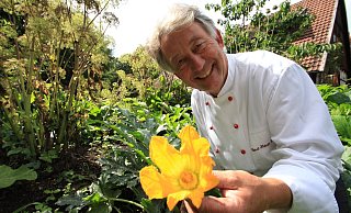 Durch die Blume: Der Küchengarten wird auch künftig noch das Betätigungsfeld von Ernst-Heiner Hüser sein. Die Küche gibt er auf und übergibt an seinen Nachfolger Silvio Eberlein. - Tobias Schreiner