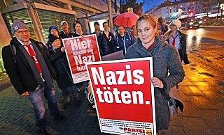 Gleich nach Einstellung des Strafverfahrens hängten die Partei-Freunde die ausgehändigten Plakate wieder auf. - Sarah Jonek