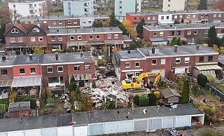 Nach der Suche nach einem 83 Jahre alten Bewohner bleibt von dem Reihenhaus nicht mehr viel übrig. - Benjamin Müller/dpa