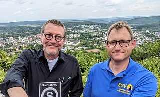 Das weiße S auf schwarzem Grund ist seit 100 Jahren das Zeichen für den Sachsenring wissen Schriftführer Burkhard Sievers und 2. Wegewart Frank Willeke. - Burkhard Battran