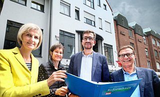 Die Architektinnen Birgit Melisch und Andrea Litzke mit dem neuen Mieter der Königstraße 24, Lars Brülle, und Immobilien-Eigentümer Klaus Sperling (v.l.). - Andreas Frücht