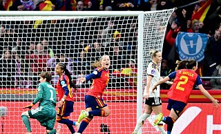 Klare Verhältnisse in Madrid: Doppeltorschützin Pina darf jubeln, Torhüterin Berger ist geschlagen. - Sebastian Christoph Gollnow/dpa