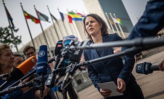 Bundesaußenministerin Annalena Baerbock (Grüne) bei einem Pressestatement vor den Vereinten Nationen in New York. - Michael Kappeler/dpa