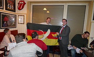 Liebesgrüße aus Paderborn: Der dortige Kreisvorsitzende von DER PARTEI Pierre (Philipp) Schelper (rechts an der Fahne) , im Partei-Anzug, übergibt Bananen an Jürgen Stöhr. - Florian Weyand