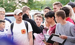 Jonas Hofmann (3.v.l) wird bei der Ankunft am Teamhotel von Fans begrüßt. - Thomas Frey/dpa