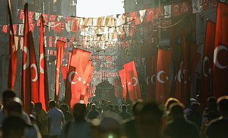 Streetfood zund gerade die gefüllten Muscheln gehören für viele zu einem Besuch in Istanbul dazu. (Symbolbild) - Ibrahim Oner/SOPA Images via ZUMA Press Wire/dpa