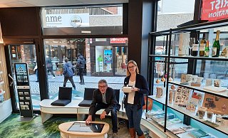 Info-Inseln mit Touchscreens, 3-D-Brille für den virtuellen Besuch der Paderborner Sehenswürdigkeiten und alles entlang der im Boden "verlaufenden" Pader, Karl Heinz Schäfer und Anja Vollmer freuen sich über die neuen Möglichkeiten der Tourist-Information. - Marc Schröder