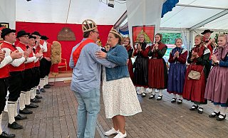 Ein Tanz in Ehren, das kann auch das neue Königspaar Matthias und Nicole Dabelstein nicht verwehren. - Noah Brümmelhorst