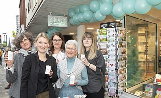 Team Zuversicht: Gina Just (2.v.l.) und ihre Mitarbeiterinnen Eléna Consino (v.l.), Heike Kirchner, Ulla Loewner und Bianca Henke vor dem neuen Standort der Buchhandlung Klack an der Hauptstraße 113. - Dieckmann-Fotodesign l Bielefeld