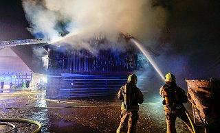 Rund 80 Feuerwehrleute sind bei den Löscharbeiten auf dem Delbrücker Hof Gröpper am Jüdendamm im Einsatz. - Ralph Meyer