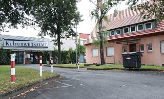 Die Kulturwerkstatt an der Bahnhofstraße wird demnächst umgebaut, das ehemalige Pigal-Gebäude rechts wird abgerissen, so dass ein großer Hof als Multifunktionsfläche ensteht. - Holger Kosbab