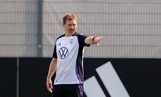 Julian Nagelsmann in Aktion beim Training in Herzogenaurach. - Daniel Karmann/dpa