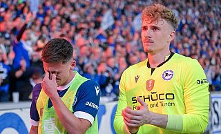 Die Arminen Marius Wörl (l.) und Jonas Kersken können ihre Enttäuschung nach dem verlorenen Pokalfinale nicht verbergen. - Teresa Kroeger/RHR-FOTO