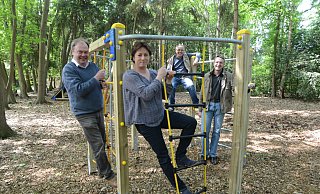 Der Spielplatz im Pr. Ströher Speukebusch war vor fünf Jahren angehübscht worden – auch zur Freude von Ortspfarrer Roland Mettenbrink und Bianca Winkelmann (Archivfoto). - Joern Spreen-Ledebur