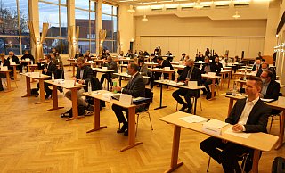 Seit Anfang November ist das Bürgerhaus Rehme Tagungsort für den Rat der Stadt Bad Oeynhausen. Inzwischen müssen die Ratsmitglieder – anders als auf diesem Foto aus dem November – während der gesamten Sitzung einen Mundschutz tragen. - Jörg Stuke