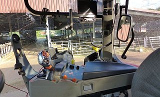 Aus dieser Fahrerkabine bauten die Diebe einen Steuerbildschirm aus. Der leere Halterungsarm ist links im Bild zu sehen. Foto: Polizei Minden-Lübbecke - Polizei Minden-Lübbecke