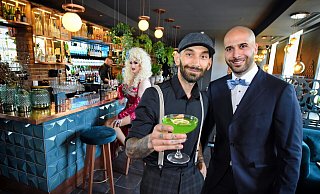 Mit Dragqueen Cordelia Sparks (l.) eröffneten Barkeeper Tayfun Avar und Samy Wali das neue "Sarabaé" an der Bleichstraße. - Barbara Franke