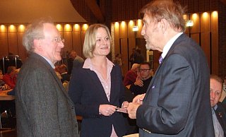 Klaus Vehlber (l.), Vater von Bürgermeisterkandidatin Melanie Detering-Vehlber und Paul Gauselmann im Gespräch. - Karsten Schulz