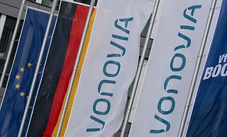 Fahnen mit dem Schriftzug Vonovia wehen vor der Konzernzentrale des Immobilienkonzerns in Bochum. - Foto: Bernd Thissen/dpa