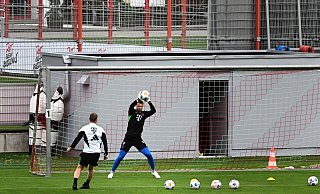 Bayerns Torwart Manuel Neuer (r) nimmt am Trainingsauftakt des FC Bayern teil. - Felix Hörhager/dpa