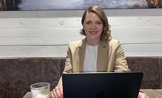 Wenn es sich anbietet, arbeitet Alina Klaas mit ihrem Laptop auch im Café. Nicht fehlen darf dann eine Latte Macchiato. - Markus Voss