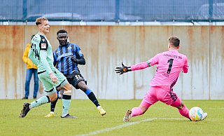 SCP-Stürmer Sirlord Conteh überwindet Hannovers Torwart Ron-Robert Zieler und netzt zum 1:0 ein. 96-Verteidiger Yannik Lührs (l.) kommt zu spät. - Besim Mazhiqi