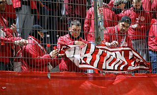 Leipzigs Fans nehmen zu Beginn der zweiten Halbzeit die Fahnen ab. Vor Beginn des Spiels war ein Fan vor dem Stadion verstorben. - Robert Michael/dpa