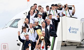 Rückkehr nach Stuttgart: Die Pokalsieger des VfB nach der Landung. - Marijan Murat/dpa