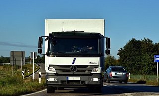 Ein Lkw hat am Freitagmorgen auf der Löhner Straße Kraftstoff verloren. - Symbolbild Pixabay