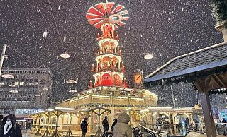 Bereits im November gab es in Bielefeld den ersten Schneefall auf dem Weihnachtsmarkt 2025. - Paul Brinkmann