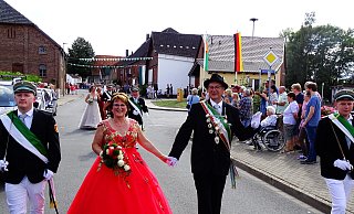 König Helmut Weinreich und seine Elisabeth regieren die St.-Josef-Schützengilde Beller. - Moritz Räker