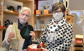 Claire Düchting (l.) und Christa Wirth vom Team des Weltladens freuen sich auf viele interessierte Kundinnen und Kunden in der Advents- und Vorweihnachtszeit. - Silke Riethmüller