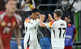 Jamal Musiala (l) jubelt mit Florian Wirtz über den deutschen Auftaktsieg in der Nations League. - Fabian Strauch/dpa