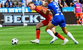 SCP-Verteidiger Tjark Scheller (l.), hier im Duell gegen den Herthaner Derry Scherhant, feierte am Samstag sein Zweitliga-Startelfdebüt. - Imago Images